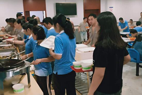 食堂承包公司不榨取員工伙食費靠什么賺錢？