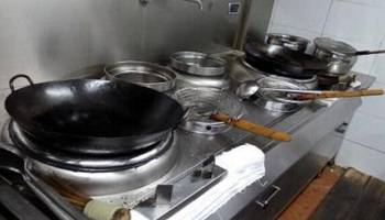 食堂燃?xì)庠罹? /> 
<h3>
	食堂燃?xì)庠罹?
</h3>
1、使用燃?xì)庠罹咔?，?yīng)先檢查所有截門是否關(guān)閉，確認(rèn)無誤后，開啟總截門再進(jìn)行使用。<br />
2、操作時(shí)須嚴(yán)格執(zhí)行“火等氣”的原則，嚴(yán)禁先開氣后點(diǎn)火，以防爆燃。<br />
3、點(diǎn)火時(shí)，應(yīng)先點(diǎn)燃點(diǎn)火棒，再點(diǎn)燃長明火，由長明火點(diǎn)燃主火孔。嚴(yán)禁違章操作。<br />
4、間斷使用時(shí)，須先確認(rèn)長明火是否長明，如已熄滅，須按第三條重新操作。嚴(yán)禁盲目操作而發(fā)生燃?xì)庑孤丁?br />
5、使用完畢后，應(yīng)按程序先關(guān)小截門，再關(guān)中截門，最后關(guān)閉總截門。嚴(yán)禁只關(guān)總截門而不關(guān)中、小截門。<br />
6、凡使用者必須保持灶具設(shè)備干凈整潔、完好無損，發(fā)現(xiàn)問題及時(shí)報(bào)告。<br />
7、如發(fā)現(xiàn)燃?xì)庑孤兑⒓搓P(guān)閉總截門，迅速開窗通風(fēng)并及時(shí)報(bào)修。<br />
8、下班時(shí)，必須檢查所有燃?xì)饨亻T、電器開關(guān)是否關(guān)閉，確認(rèn)無誤后，方可下班離崗。<br />
<hr />
<img src=